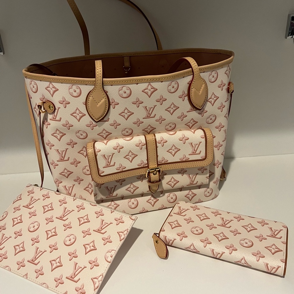 Louis Vuitton Neverfull MM Tote & Matching Zippy Wallet